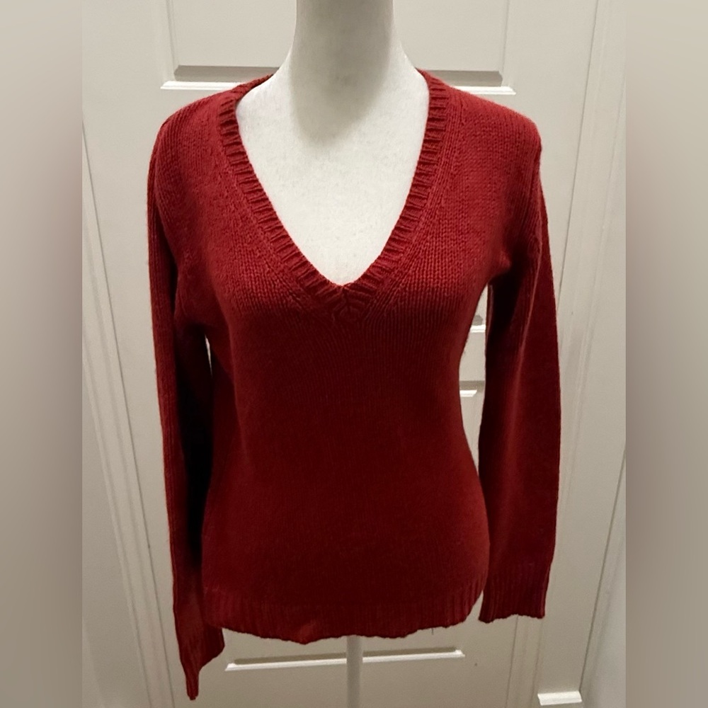 Max Mara Weekend. Brick Red V-Neck Cashmere Sweater. Size Large.